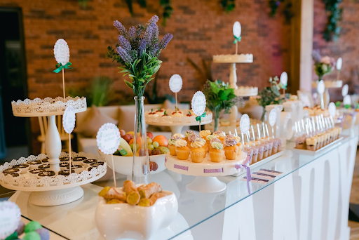 Social Dining: The Biggest Wedding Food Trend To Keep An Eye On
