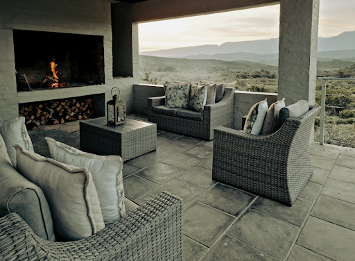 How to Create an Outdoor Living Room