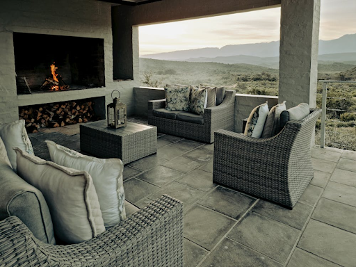 How to Create an Outdoor Living Room
