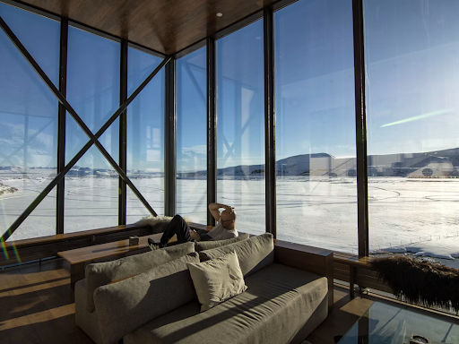 Elevate Your Home’s Aesthetic with Modern Glass Features